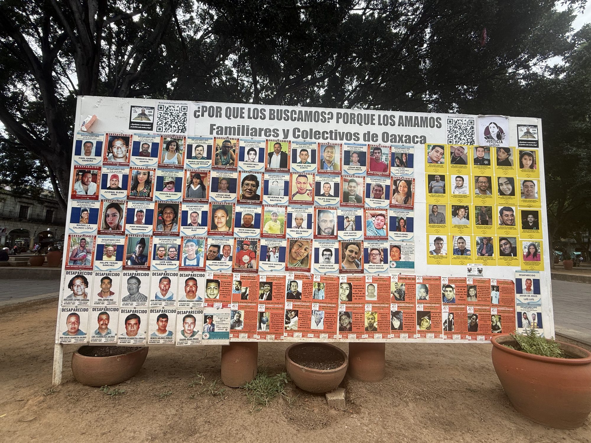 Plakatwand mit Fotos vermisster Menschen