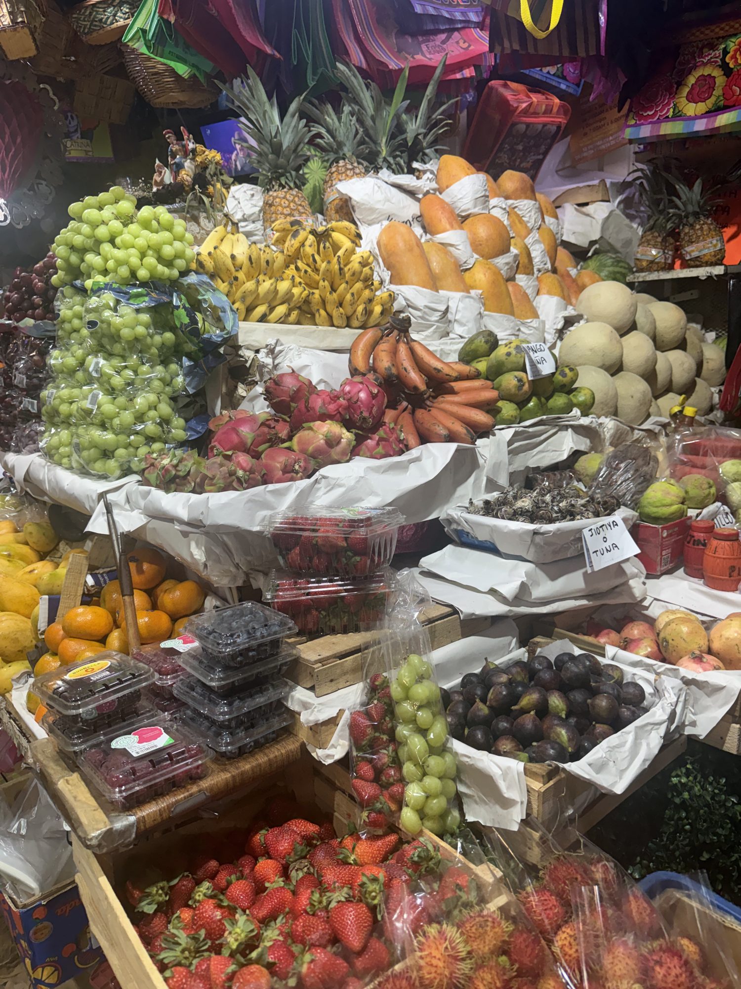 Obststand in der Markthalle