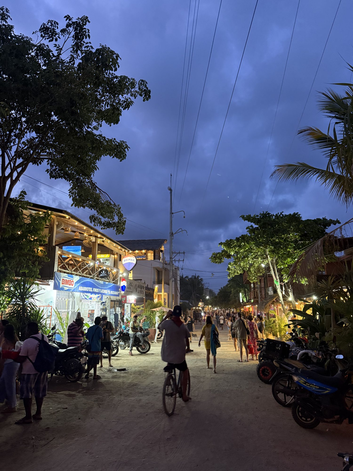 Straße in Puerto Escondido am Abend