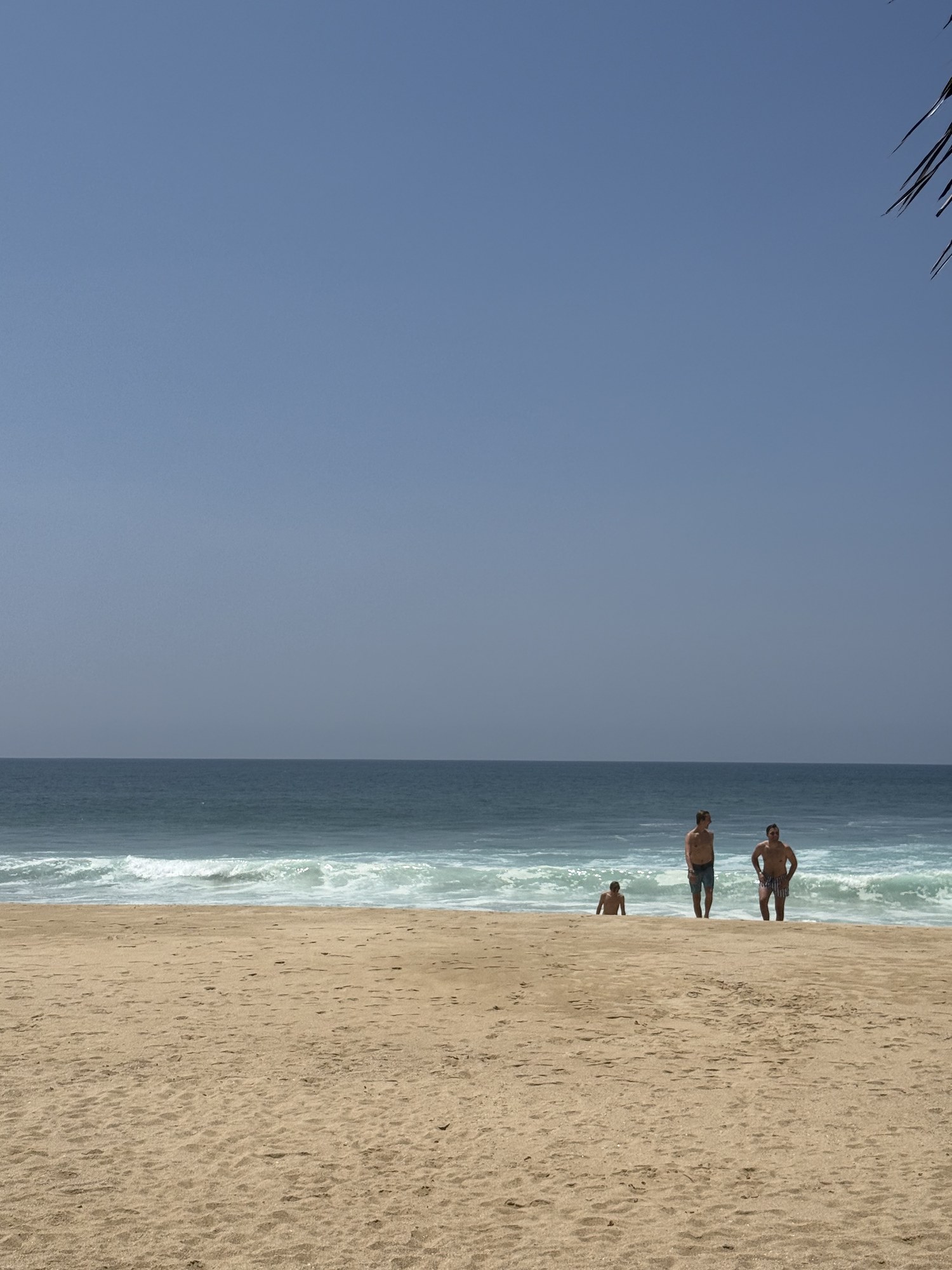 Die Boys am Strand vor der Brandung