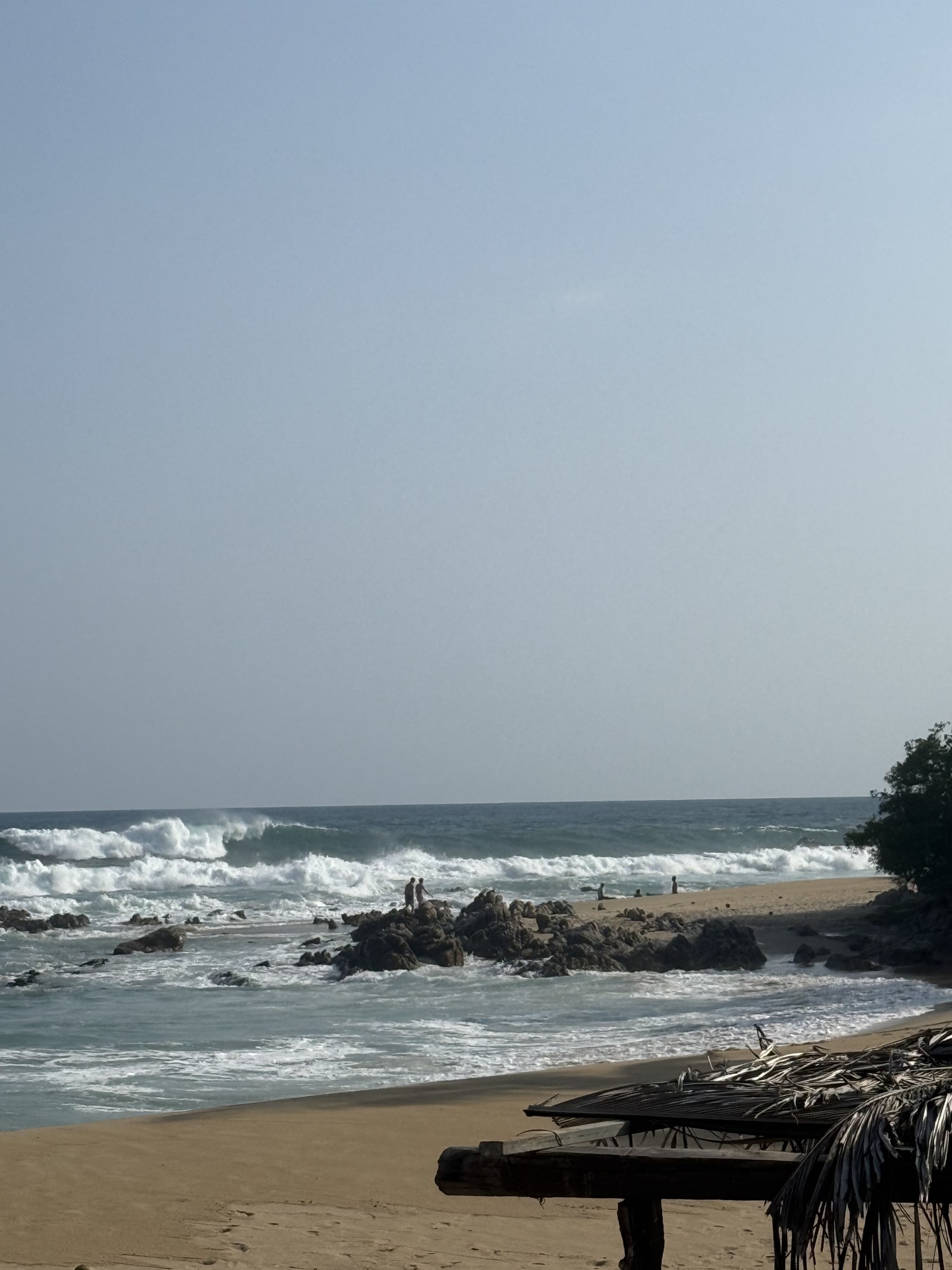 Brandung an den Felsen vor dem Strand