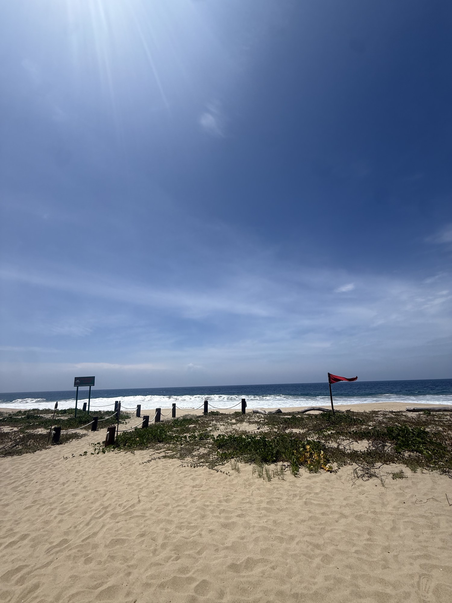 Rote Flagge am Strand — Schwimmen verboten
